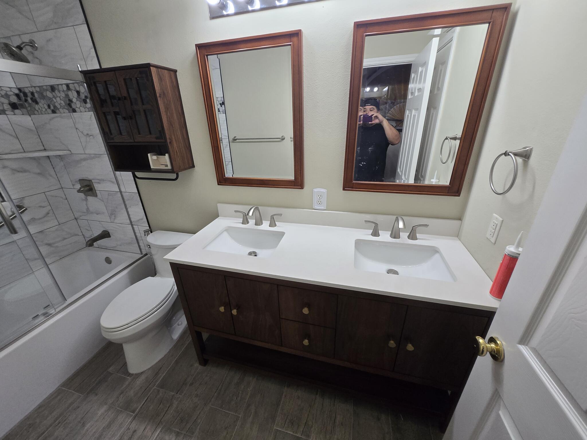 Double vanity bathroom